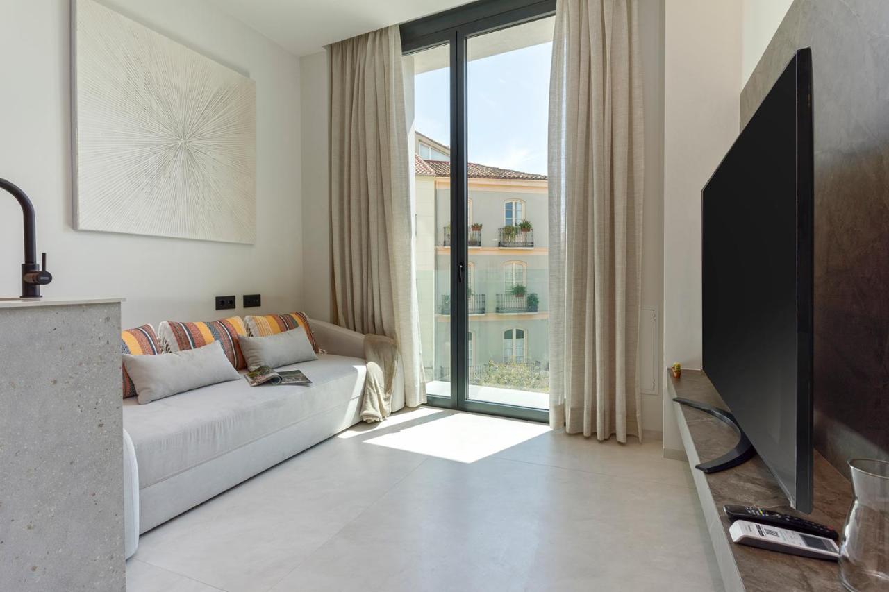 Magnificent Renovated 2bd 2bth Duplex With Terrace - Centre Apartment *